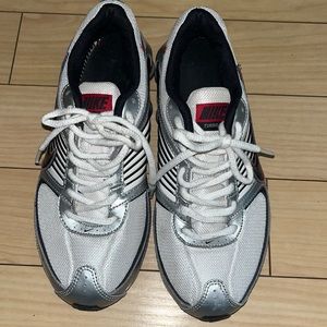 Nike Shox Size 5.5 Kids, Size 7 Women. White, Gray, Red & Black.